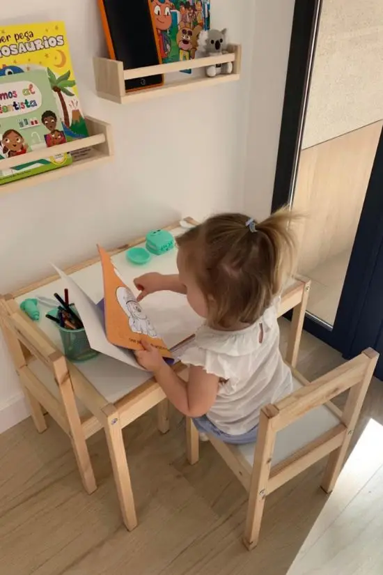 Niña pequeña en el rincón infantil de la clínica